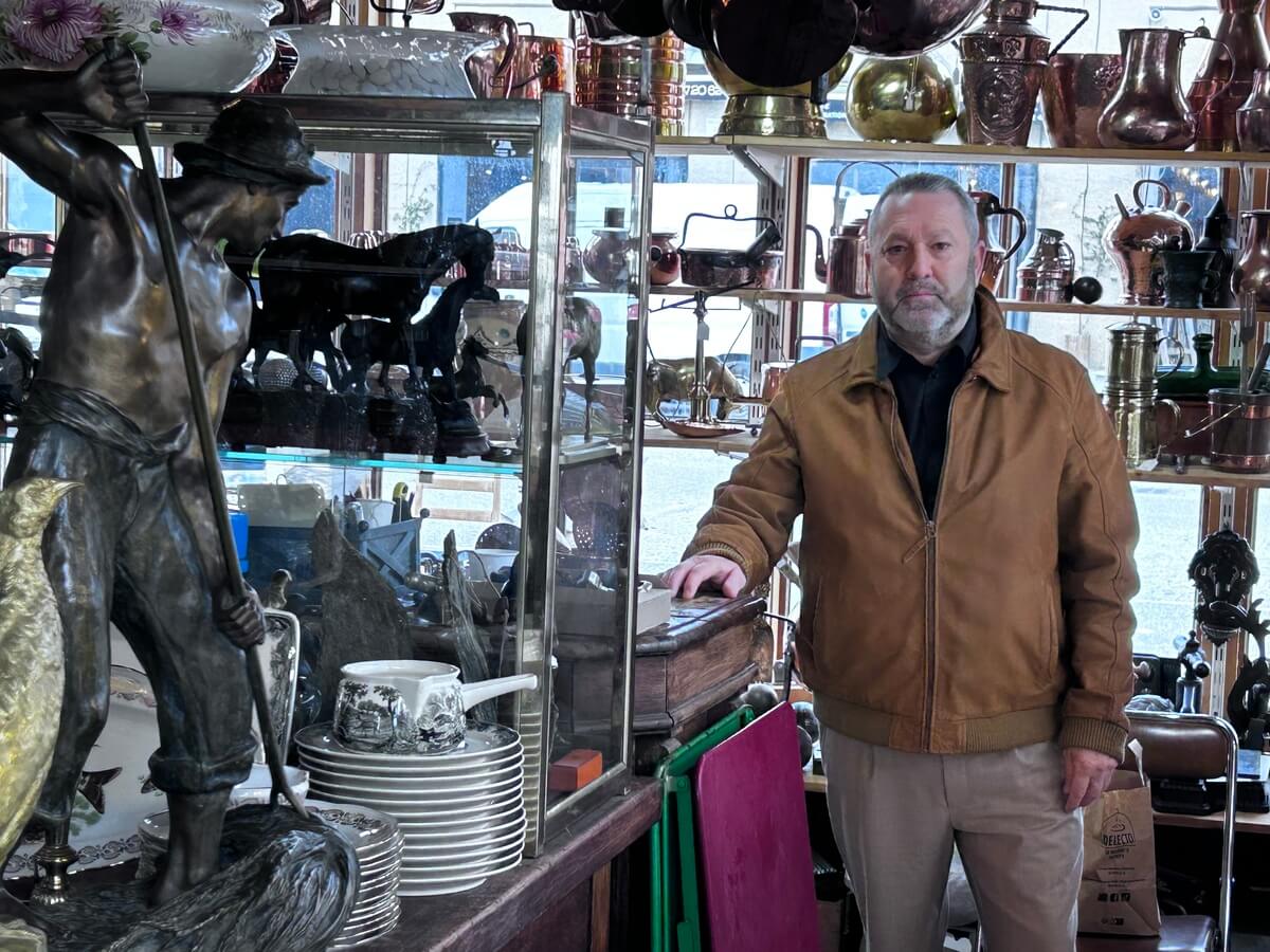 Jean-François Dedinger dans sa boutique – Antiquaire Nîmes