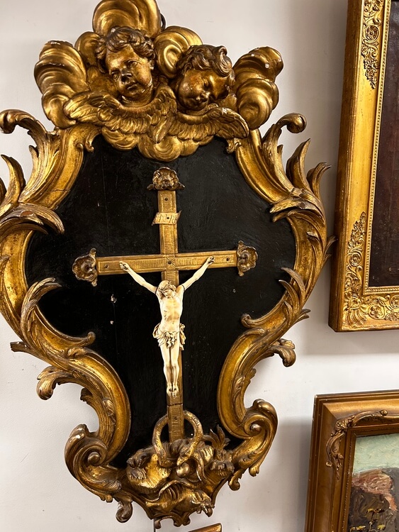 Crucifix dans un cadre doré – Antiquaire Nîmes